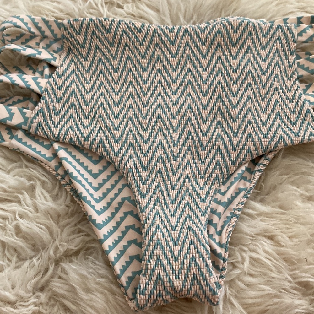 Tori praver Seafoam high waisted bottoms - Picture 3 of 4